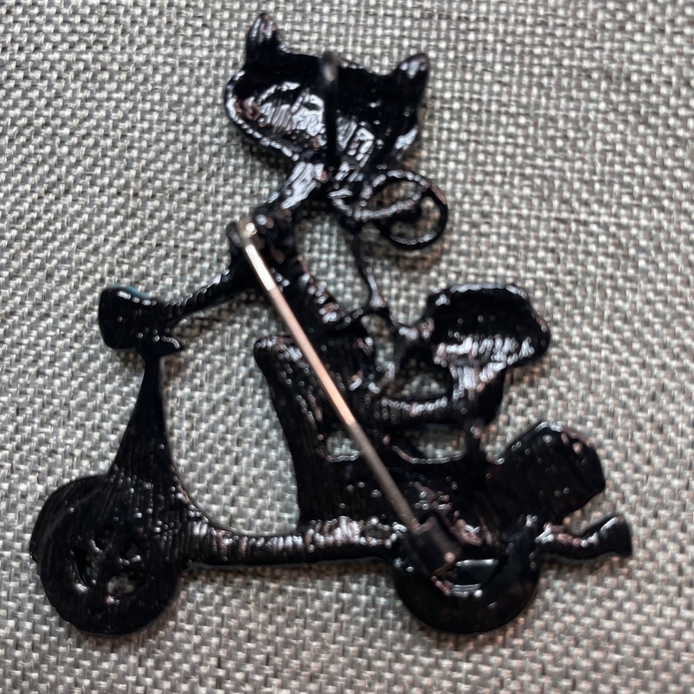 Enamel Green Cat in Vespa Brooch - Picture 2 of 2